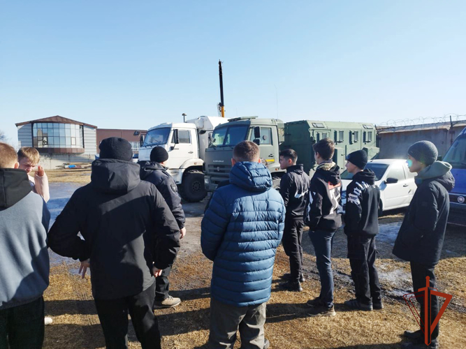 Бойцы ОМОН Росгвардии по Хакасии организовали выставку  вооружения и автобронетехники для студентов
