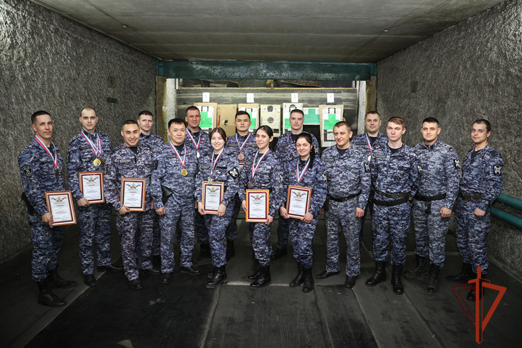 Во вневедомственной охране Росгвардии по Хакасии определили самых метких сотрудников