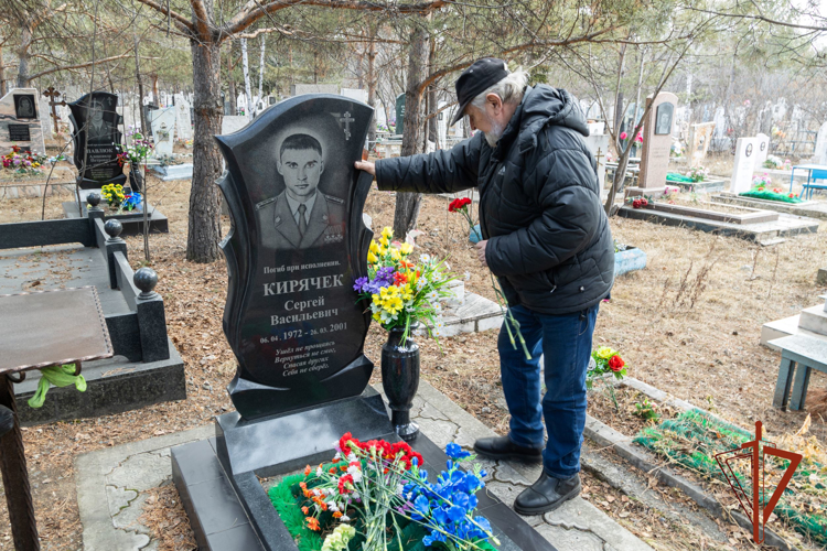 В Росгвардии по Хакасии почтили память погибшего офицера СОБР Сергея Кирячек