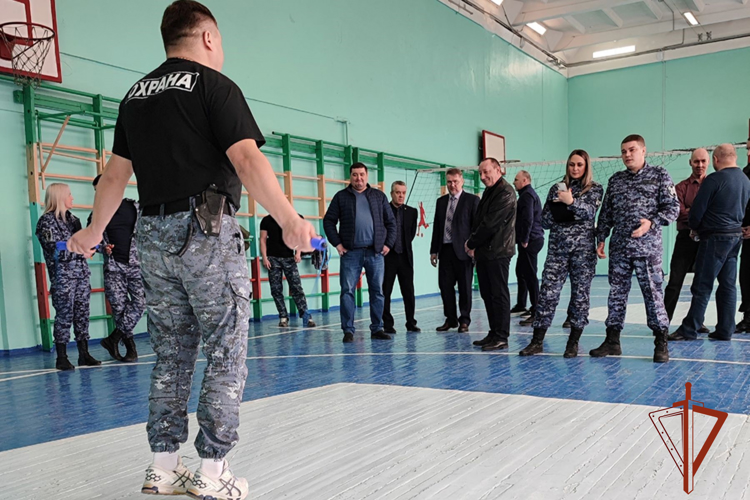 В Хакасии росгвардейцы определили сильнейших охранников и лучшую частную охранную организацию региона