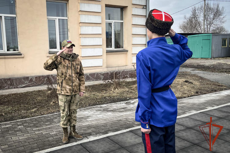Росгвардейцы оценили строевую подготовку учащихся казачьих кадетских классов в Хакасии