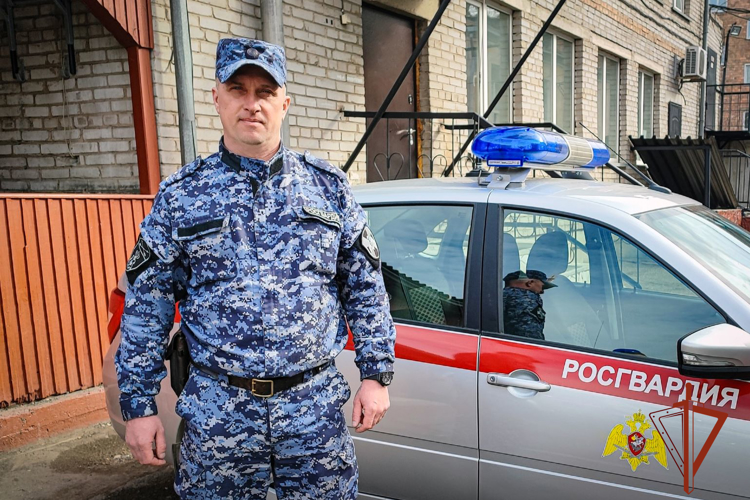 Сотрудник Росгвардии оказал помощь пострадавшим в ДТП подросткам в Абакане