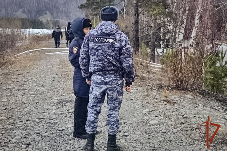Сотрудники Росгвардии обеспечивают безопасность граждан в зоне чрезвычайной ситуации в Абазе
