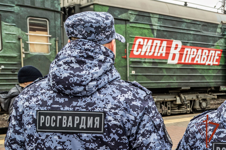 Росгвардейцы приняли участие во встрече тематического поезда Минобороны РФ «Сила в правде» в Абакане