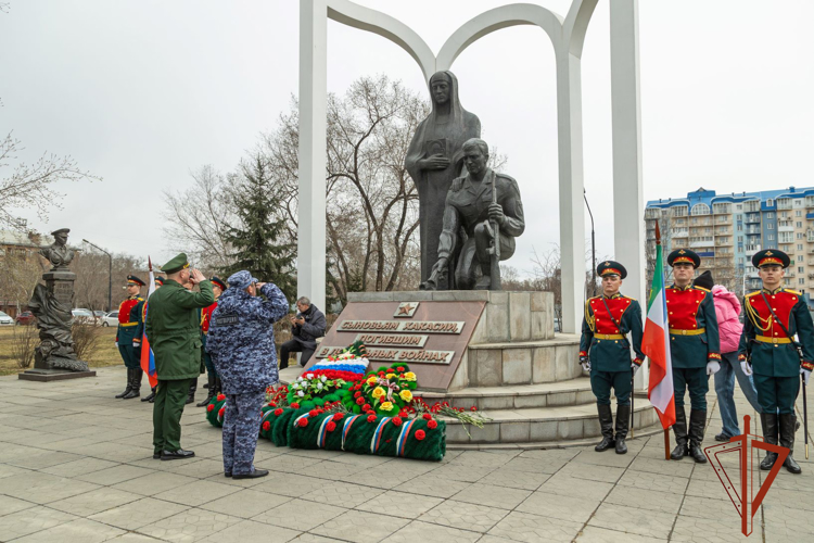 Росгвардейцы приняли участие во встрече тематического поезда Минобороны РФ «Сила в правде» в Абакане