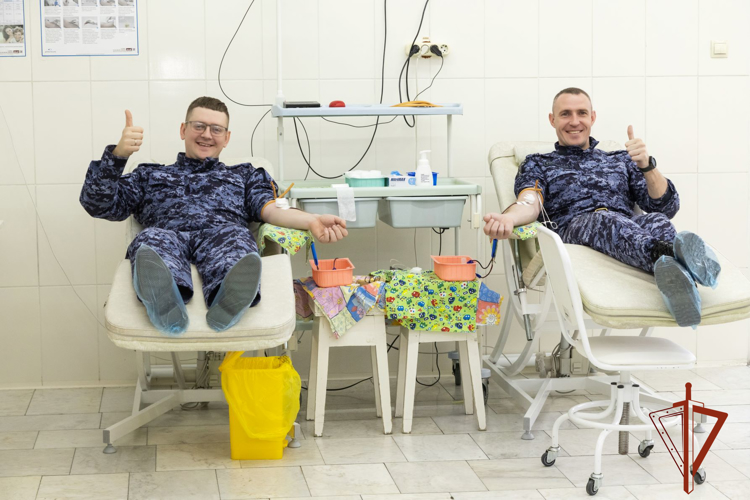 Более 10 литров крови сдали росгвардейцы в Абакане в преддверии Национального дня донора
