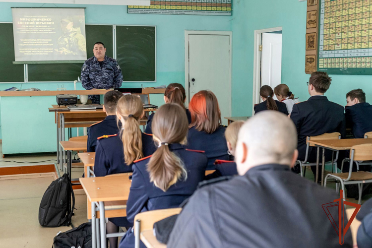 О жизни и подвиге сотрудника спецназа Росгвардии Евгения Мирошниченко рассказали кадетам Абакана