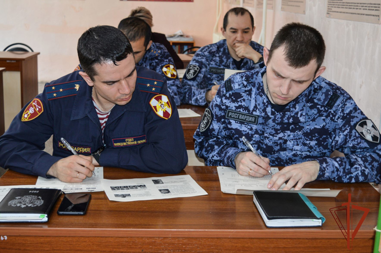 Задания «Диктанта Победы» выполнили росгвардейцы в Хакасии