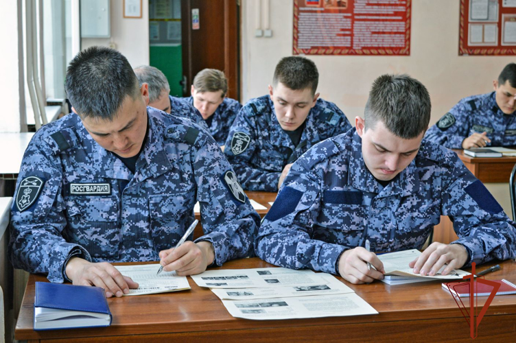 Задания «Диктанта Победы» выполнили росгвардейцы в Хакасии