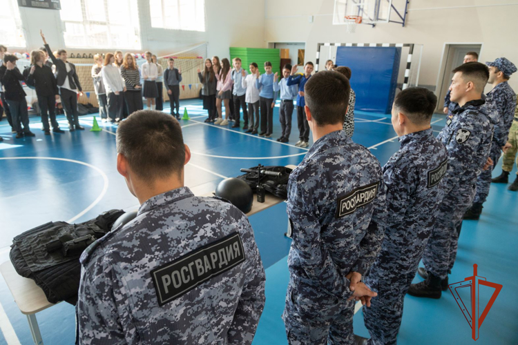 Росгвардейцы познакомили абаканских школьников с военными профессиями 