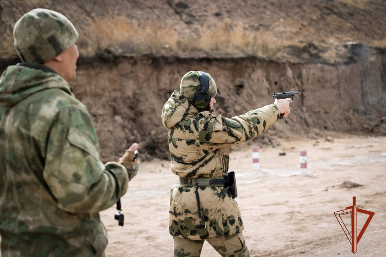 Самых метких военнослужащих и сотрудников определили в Росгвардии по Хакасии