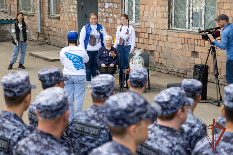 Парадный расчет Росгвардии поздравил ветеранов Великой Отечественной войны в Хакасии