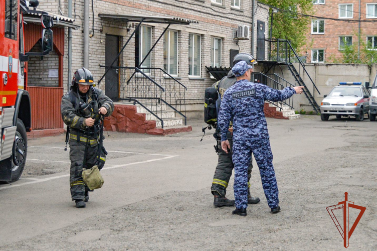 Росгвардия и МЧС России провели в Абакане совместное пожарно-тактическое занятие  