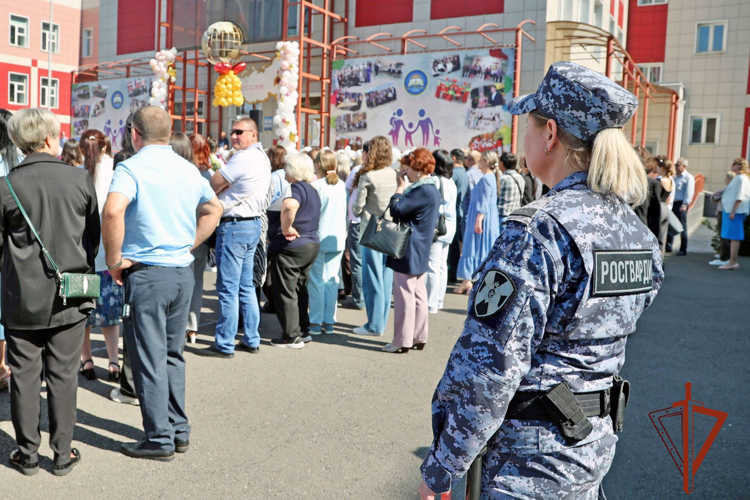 Росгвардейцы обеспечили в городах Хакасии безопасность проведения последних школьных звонков 