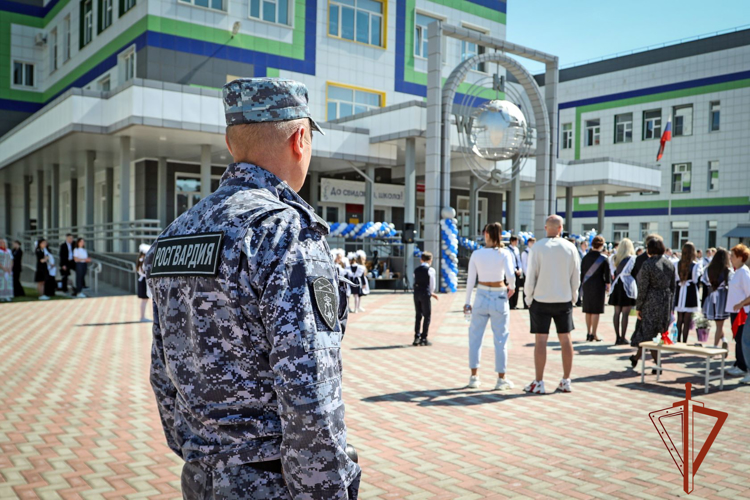 Росгвардейцы обеспечили в городах Хакасии безопасность проведения последних школьных звонков 