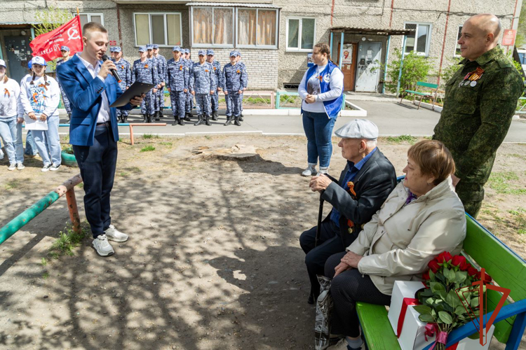 Парадный расчет Росгвардии поздравил ветеранов Великой Отечественной войны в Хакасии