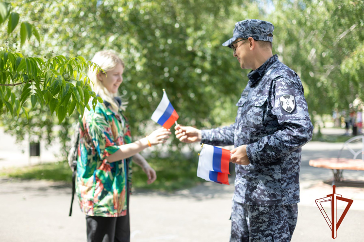 Ко Дню России росгвардейцы вручили жителям Хакасии символ праздника