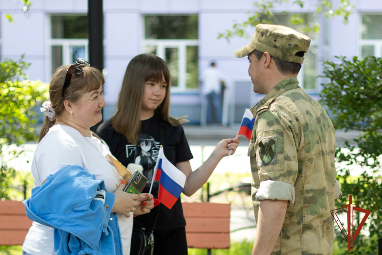 Ко Дню России росгвардейцы вручили жителям Хакасии символ праздника