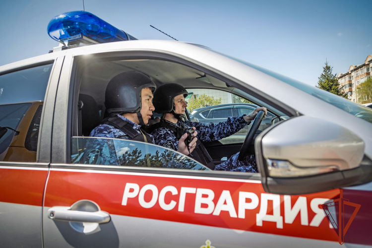 В Абакане росгвардейцы задержали подозреваемого в совершении двух краж