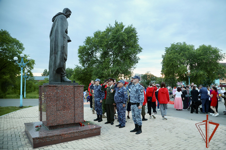 В Абакане росгвардейцы и ветераны службы почтили память павших за свободу Отечества земляков 
