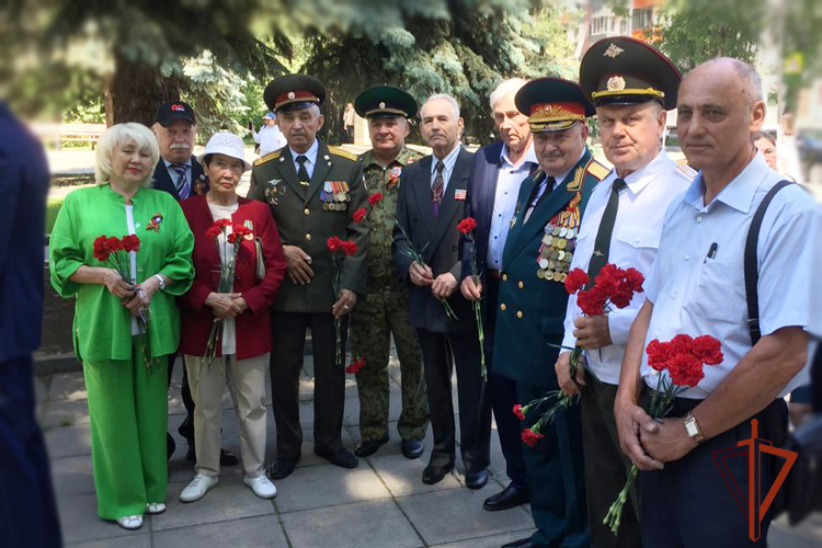 В Абакане росгвардейцы и ветераны службы почтили память павших за свободу Отечества земляков 