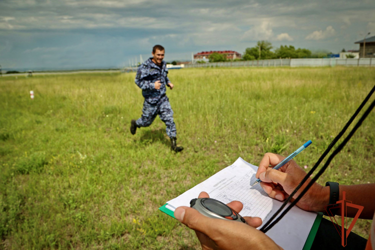 Соревнования по военно-прикладному спорту прошли среди росгвардейцев в Хакасии