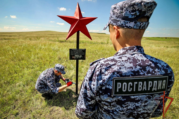 Росгвардейцы провели мероприятие по облагораживанию мемориалов погибшим в Хакасии летчикам