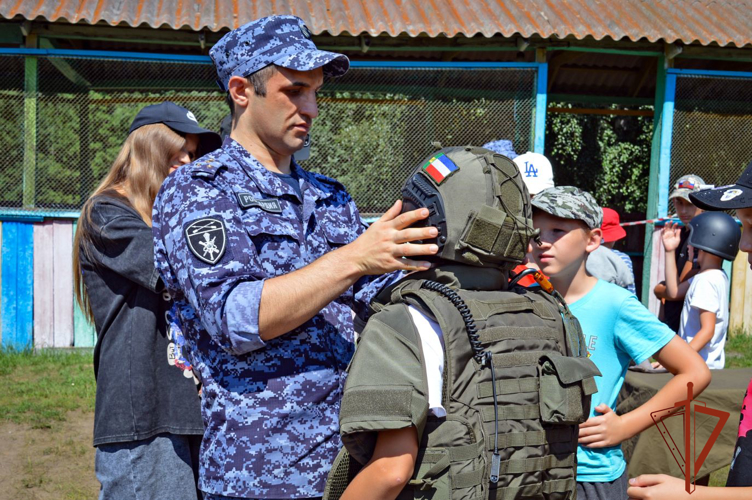 В ходе акции «Каникулы с Росгвардией» подростки из Хакасии познакомились с буднями ведомства