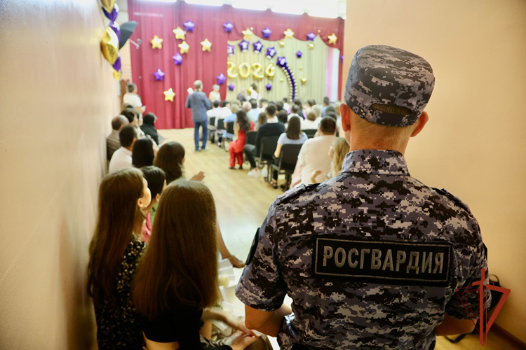 Сотрудники Росгвардии обеспечили в городах Хакасии безопасность проведения школьных выпускных вечеров