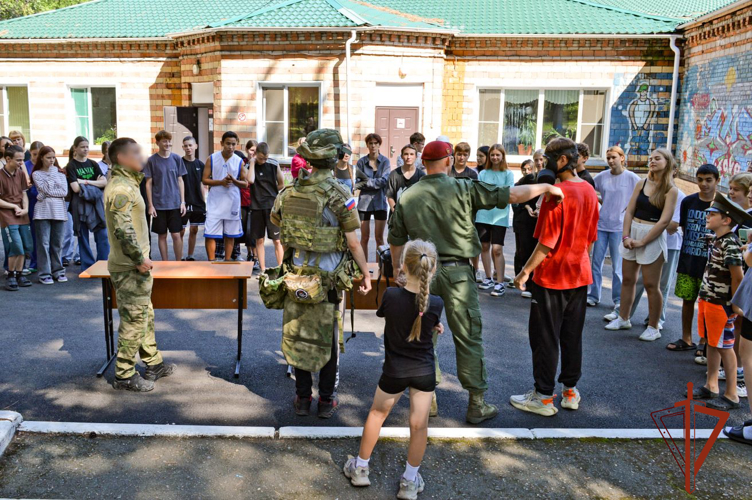Подростки познакомились с обладателем крапового берета из Росгвардии по Хакасии