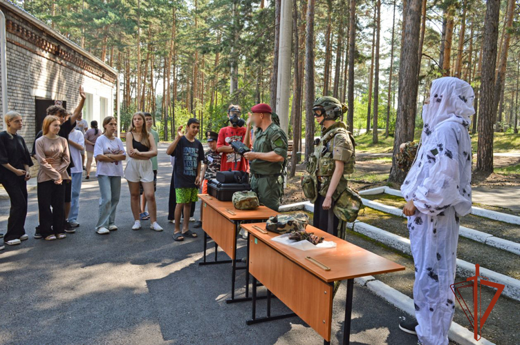 Подростки познакомились с обладателем крапового берета из Росгвардии по Хакасии