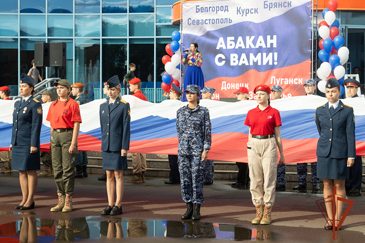 Росгвардейцы поздравили абаканцев с Днем Государственного флага России