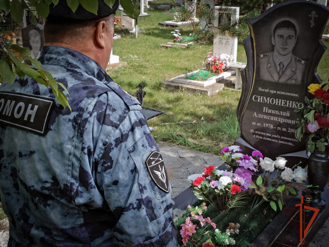 В Хакасии росгвардейцы почтили память погибших сотрудников ОМОН Руслана Куценко и Николая Симоненко