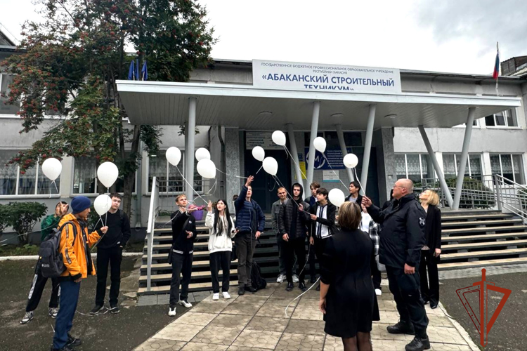 В небо Абакана взмыли белые шары в память о жертвах терроризма и погибшем бойце ОМОН Руслане Куценко