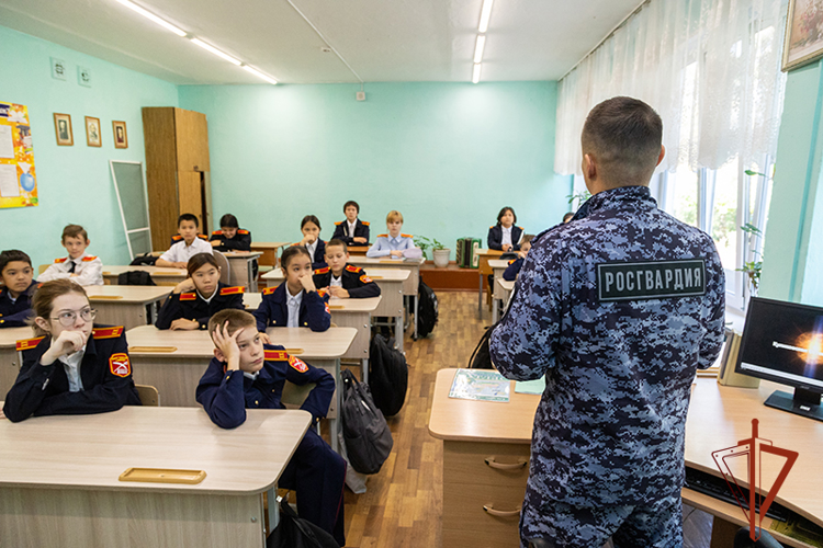Офицер Росгвардии рассказал абаканским кадетам о победе русичей на Куликовом поле 