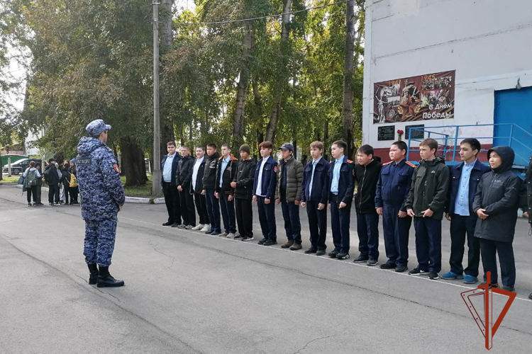 Офицеры Росгвардии провели с абаканскими кадетами занятие по строевой подготовке
