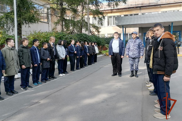 Офицеры Росгвардии провели с абаканскими кадетами занятие по строевой подготовке