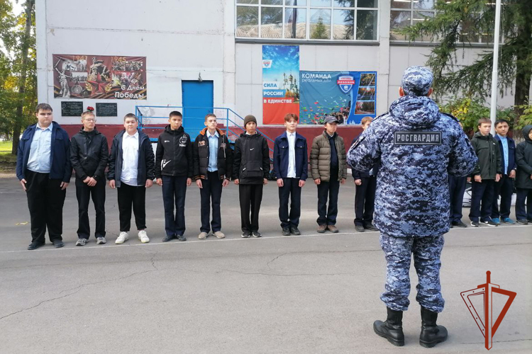 Офицеры Росгвардии провели с абаканскими кадетами занятие по строевой подготовке