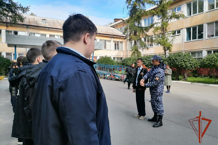 Офицеры Росгвардии провели с абаканскими кадетами занятие по строевой подготовке