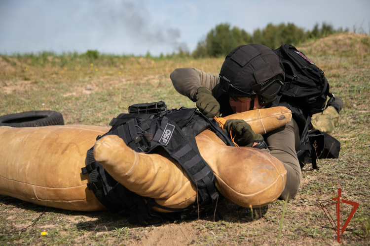 Сотрудники СОБР и ОМОН Росгвардии прошли испытания на право ношения знака отличия полицейского спецназа