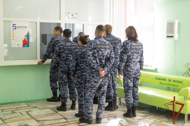 Росгвардейцы коллективно пополнили банк донорской крови в Хакасии 