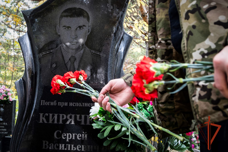 Офицеры СОБР Росгвардии по Хакасии почтили память боевых товарищей
