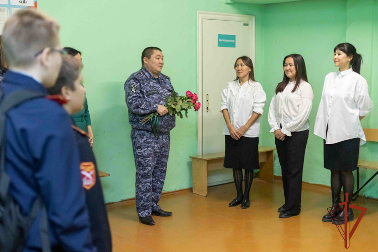 Росгвардейцы поздравили руководителей абаканских кадетских классов с Днем учителя