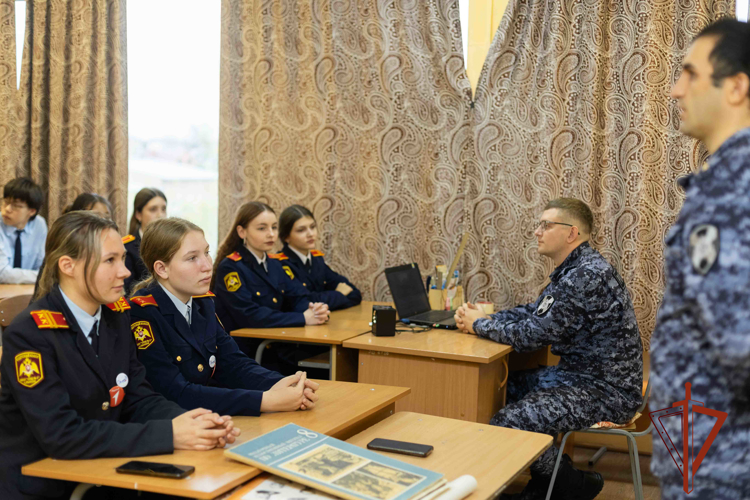 Росгвардейцы рассказали абаканским кадетам о значении битвы за Кавказ