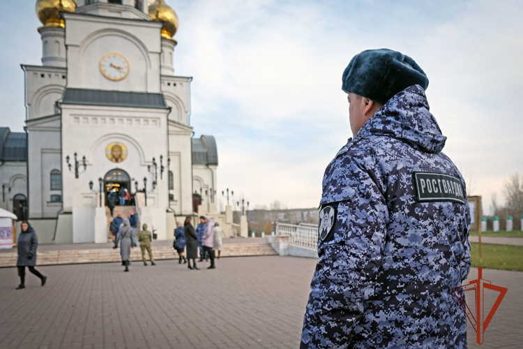 Росгвардейцы обеспечили безопасность верующих во время пребывания Казанской иконы Божией Матери в Абакане  