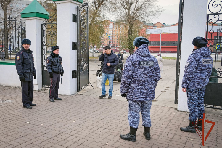 Росгвардейцы обеспечили безопасность верующих во время пребывания Казанской иконы Божией Матери в Абакане  