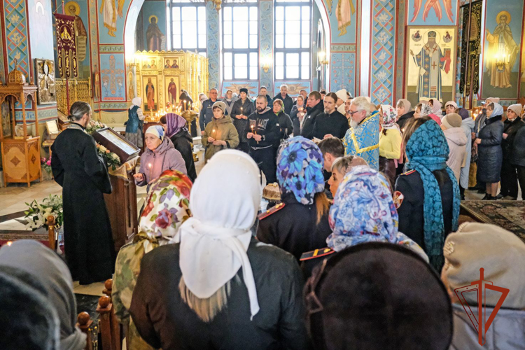 Росгвардейцы обеспечили безопасность верующих во время пребывания Казанской иконы Божией Матери в Абакане  