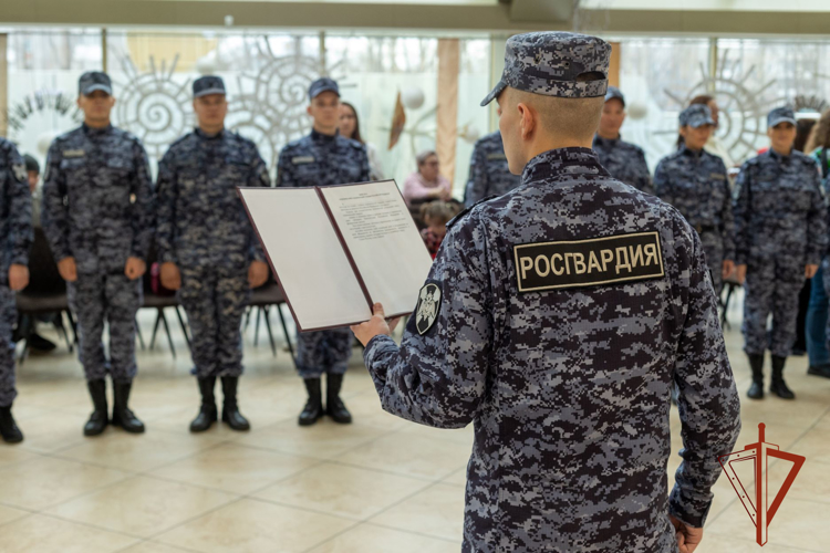 В Абакане прошла церемония приведения к присяге сотрудников Росгвардии и посвящения школьников в кадеты 