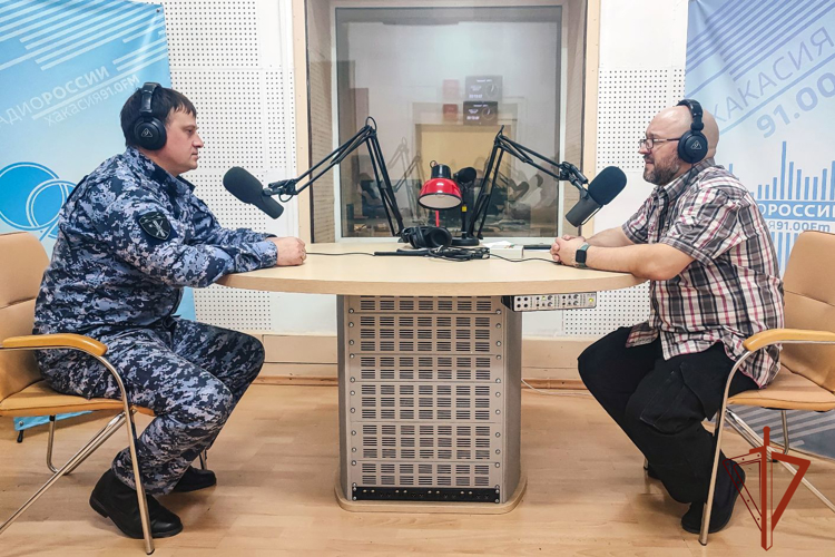 Офицер ЦЛРР Росгвардии рассказал радиослушателям Хакасии про новый сервис для добровольной передачи оружия на СВО