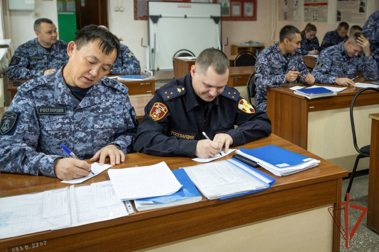 Задания «Географического диктанта» выполнили росгвардейцы в Хакасии 